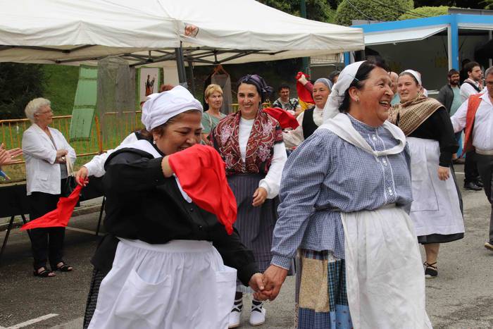 Larrain dantza egin dute Ama 36 1562505590274