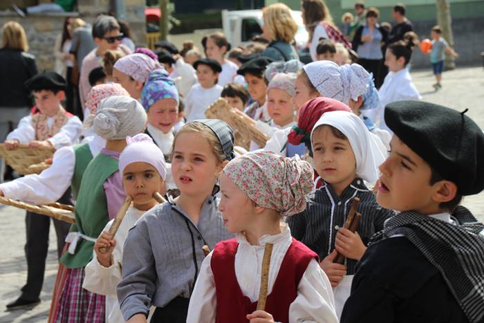 Haurrek alaitu dituzte kalea 13 1494677813161