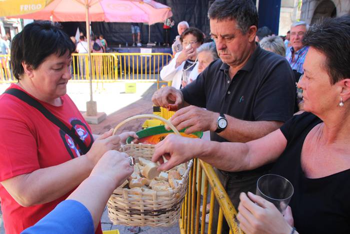 Haurrak jolasean, helduak jan eta edanean 57 1468672369177