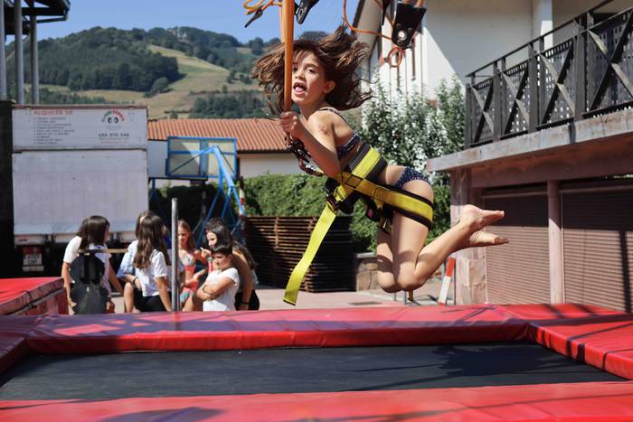 Saltoka eta jolasean pasatu  1 1660043064398