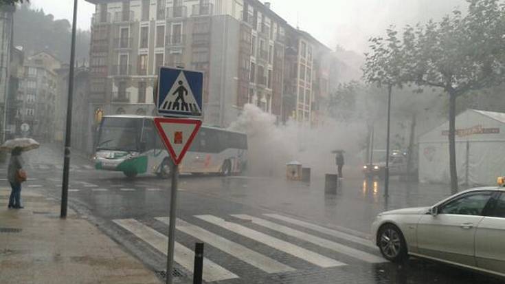 Tolosa-Donostia ibilbidea egiten duen autobus batek su hartu du Trianguloa plazaren inguruan