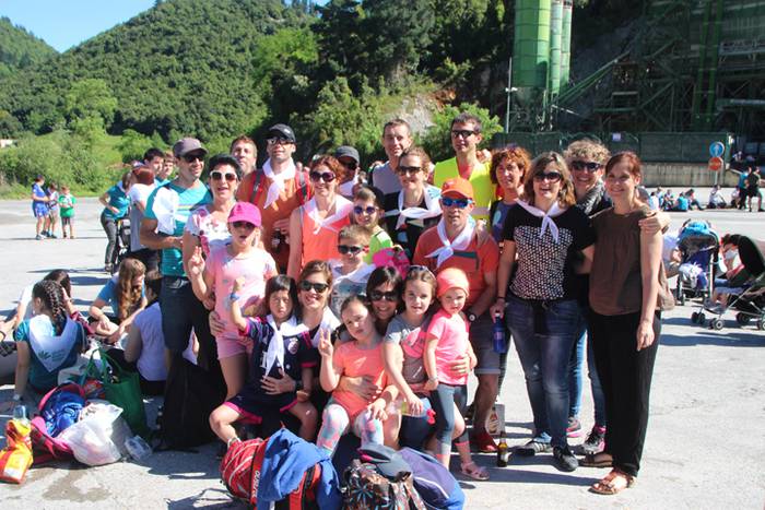 Eskuak batuta, desio bakarre 28 1528640659262