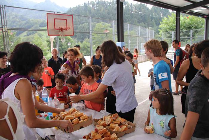 Jolasean igaro dute arratsal 76 1567097365897