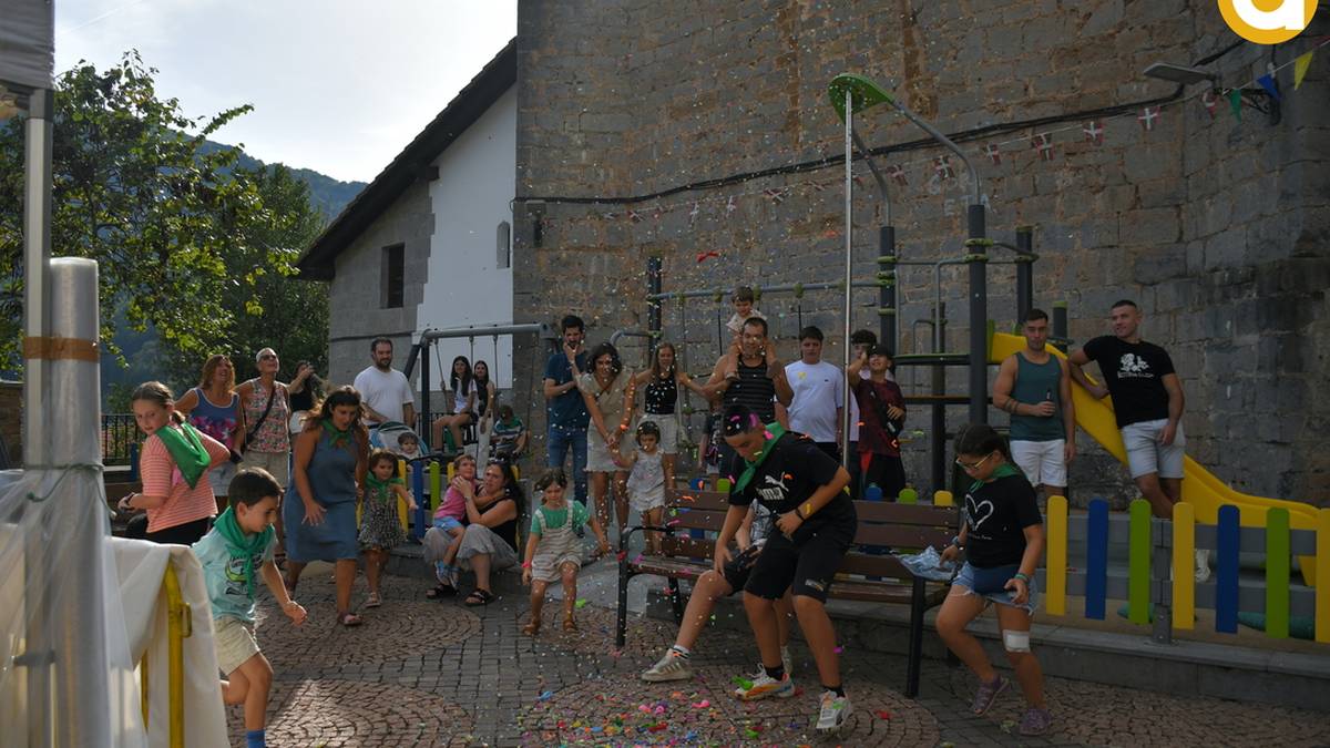 Basurdearen jaitsierarekin, umeen poza