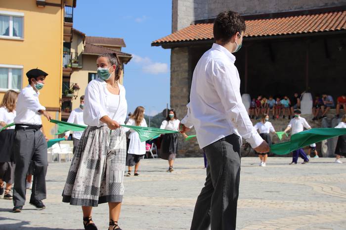 Berriro ere elkarri eskutik  82 1632576985102