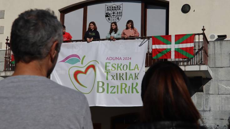 Eskola Txikien festaren logoa aurkeztu dute Adunan