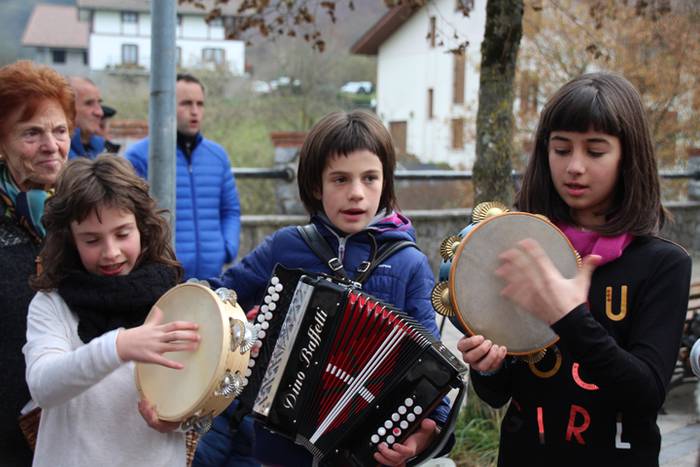 Azoka eguna Altzon 26 1481457314210