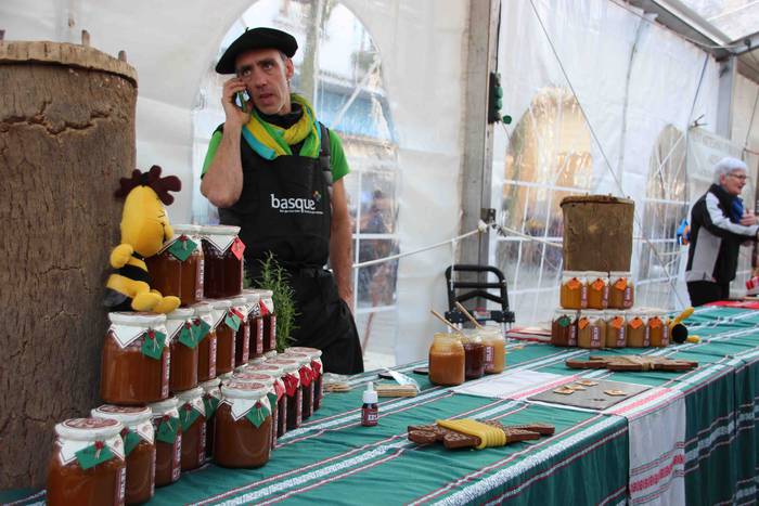 Gabonetako azokak jende asko 47 1576941771258