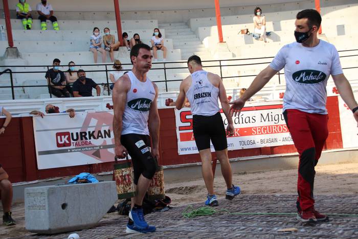 Izetatarrek jantzi dute txap 77 1624130539398