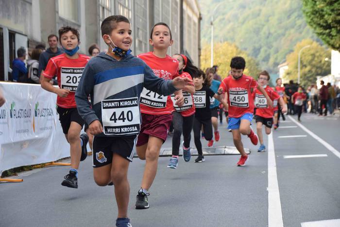 Gozatu egin dute txikienek S 16 1634039485012