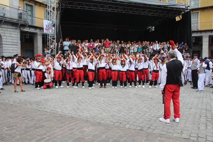 Santuek eta dantzariek poztu 164 1498313090970