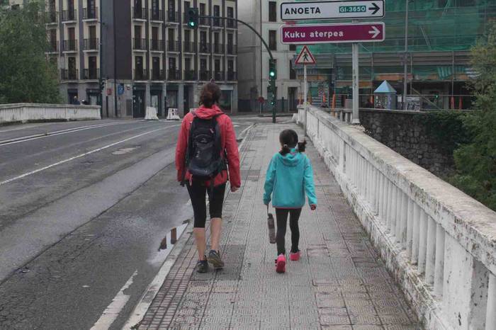 Haurrak kalera atera dira 34 1587900347501