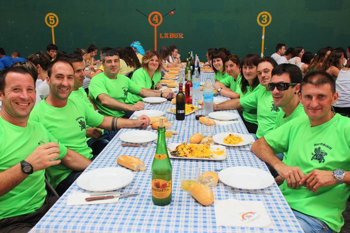 Lagunartean elkartzeko aitza 9 1503669104881