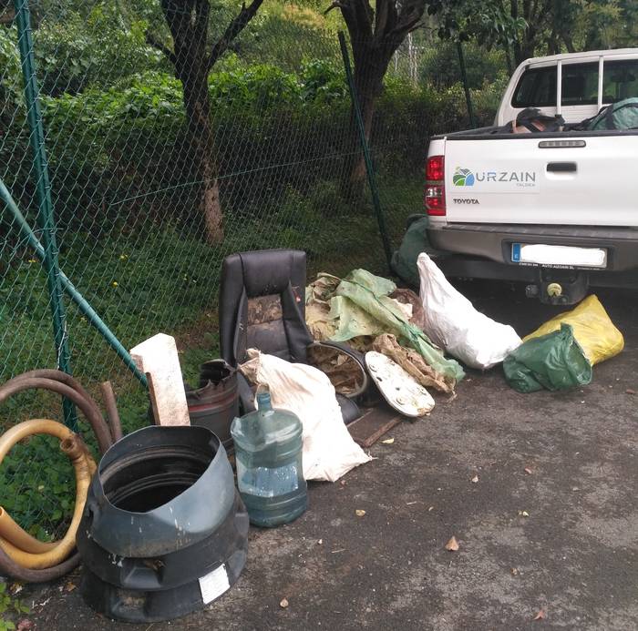 Beste 1.160 kilo hondakin jaso dira Oria ibaiaren bazterretatik