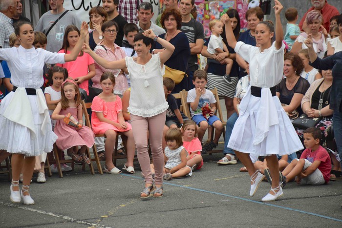 Soka dantzak jende ugari bildu du Errebote plazan - 96