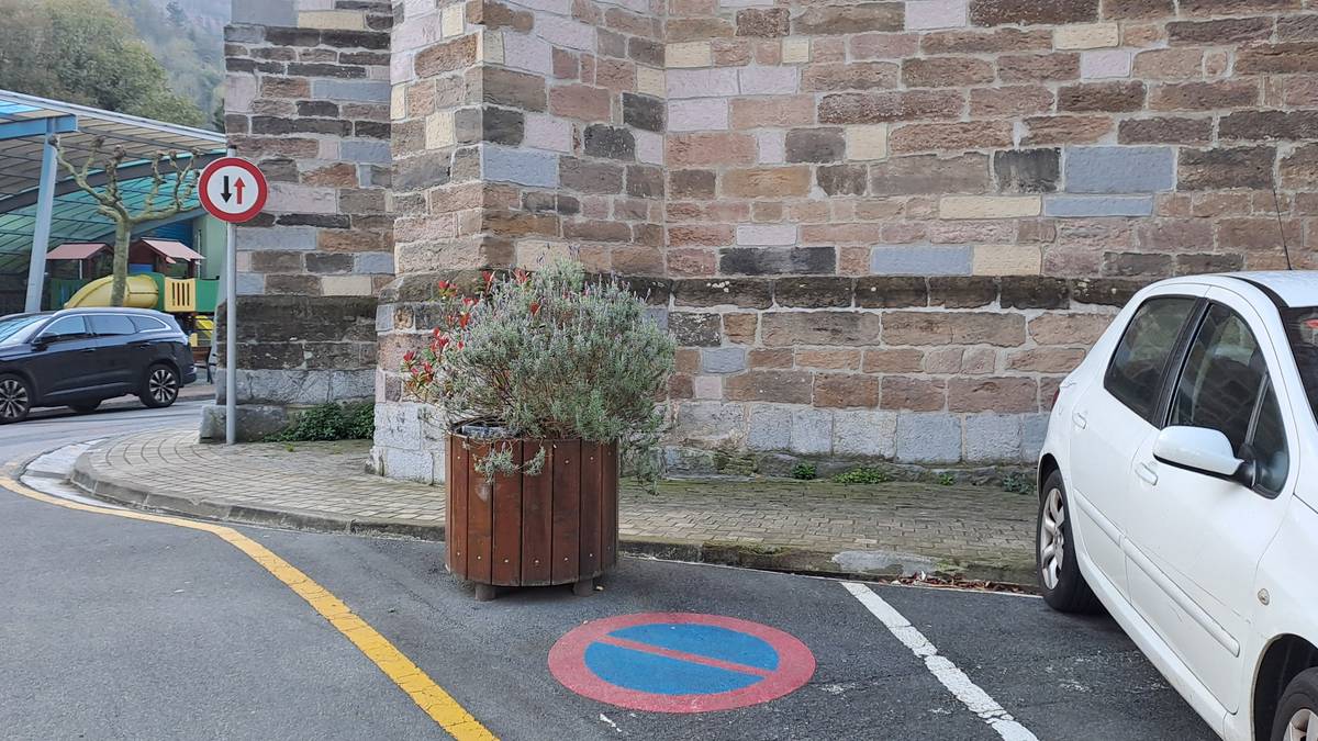 Edukiontziak lekuz aldatuko dituzte obrak direla eta