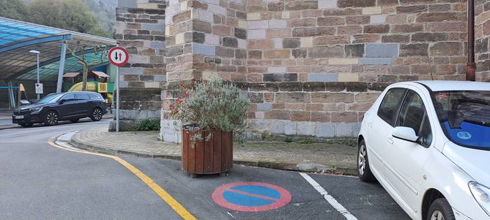 Edukiontziak lekuz aldatuko dituzte obrak direla eta