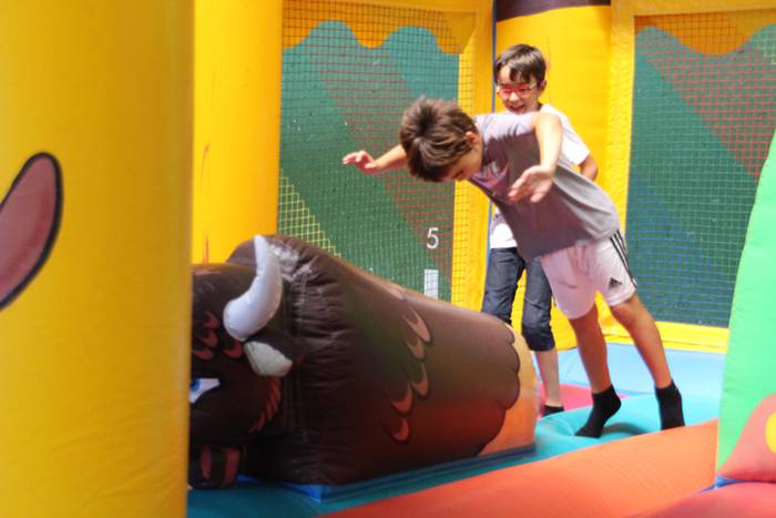 Helduak mahaiaren bueltan, e 13 1502640656053