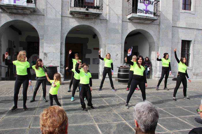 Emakumeek dantzan jarri dute 49 1552145628254