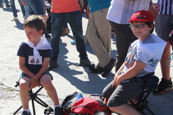 Eskuak batuta, desio bakarre 16 1528640566865