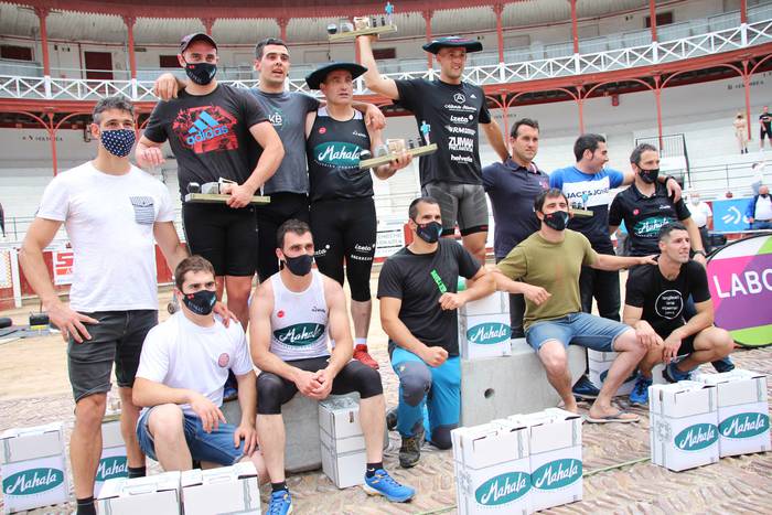 Izetatarrek jantzi dute txap 99 1624130546757