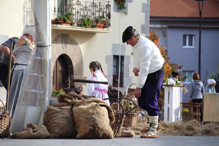 Auzolanaren fruitu, azoka 44 1541961181732