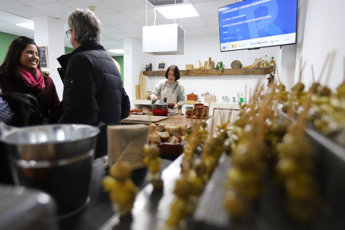 Bisita gidatua eta dastaketa