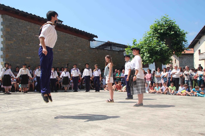 Emakumeak dantzari, lehenengo aldiz soka dantzan - 33