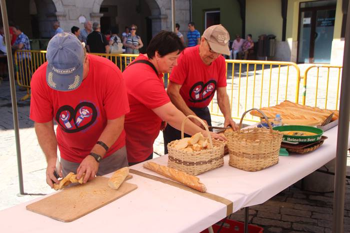 Haurrak jolasean, helduak jan eta edanean 37 1468672161483