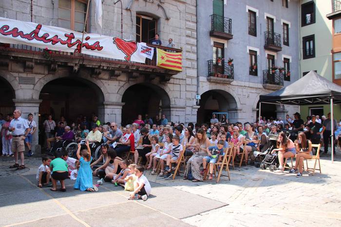 Musikak eta dantzak jantzi d 3 1531658458963