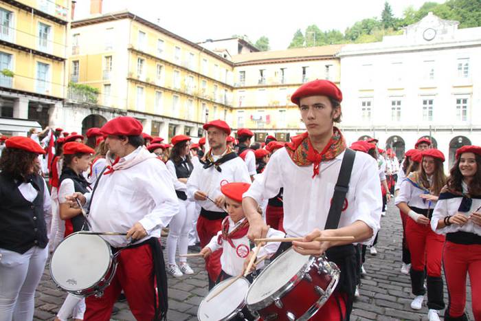 Lizarrez apaindutako kaleeta 127 1498311885849