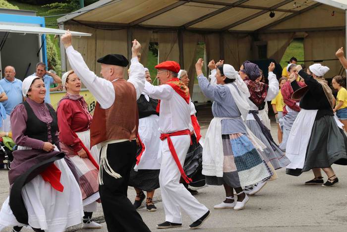 Larrain dantza egin dute Ama 26 1562505584491