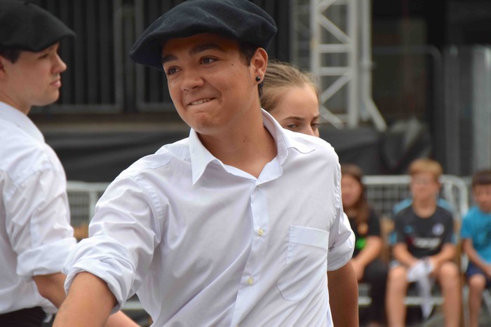 Soka dantzak jende ugari bildu du Errebote plazan - 26