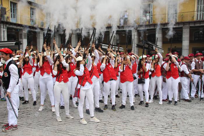 Santuek eta dantzariek poztu 169 1498313119569