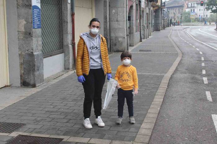 Haurrak kalera atera dira 33 1587900347332