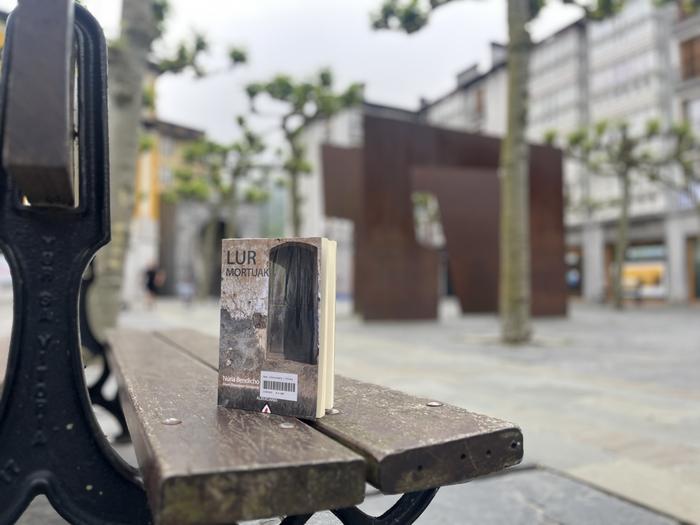 Kalera atera eta bertan irakurtzeko deia egin dute