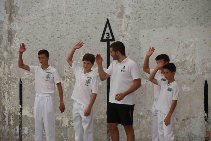 Zuriz jantzi zen Berrobiko f 26 1567409264362