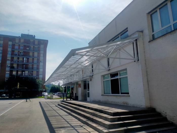 Fleming eskola publikoko ikasleek estalpe berria estreinatuz hasi dute ikasturtea