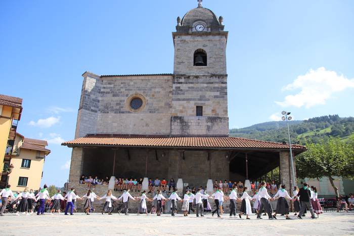 Berriro ere elkarri eskutik  32 1632576979190