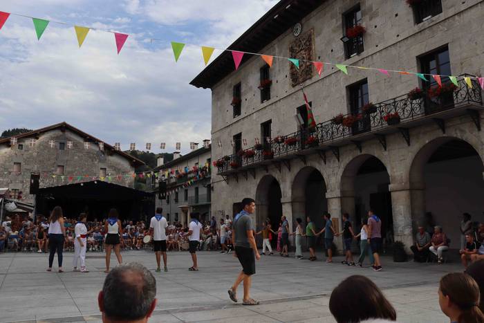 Dantza sokara batu dira emak 40 1660153184804