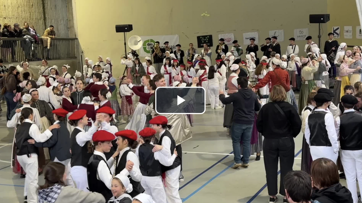 Erromerian gustura ibili dira dantzan dantzari txikiak