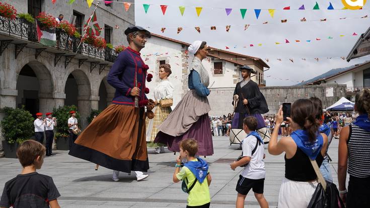 Lekunberriko erraldoiek hartu dute plaza