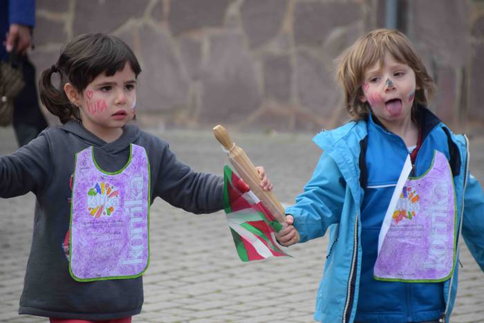 Eskuz esku ibili dute lekuko 28 1555085932393