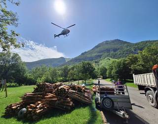 Aralarko artzain txabolak hobetzeko materiala helikopteroz garraiatzen ari dira