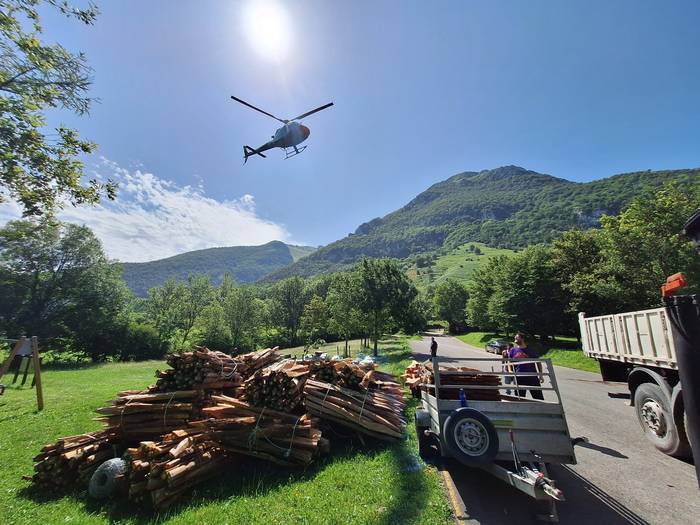 Aralarko artzain txabolak hobetzeko materiala helikopteroz garraiatzen ari dira
