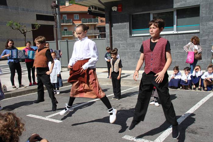 Haurrek alaitu dituzte kalea 41 1494677995323