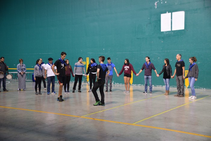 Dantzaren sokak lotuta - 43