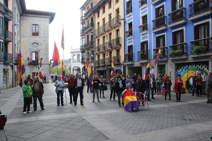 Errepublikar bandera Tolosako udaletxean 5 1460805569489