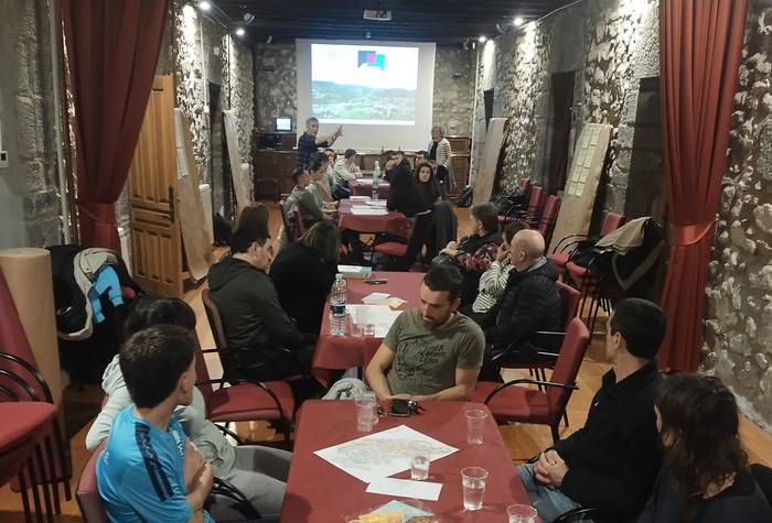 Etorkizunera begirako hausnarketa egiten ari dira