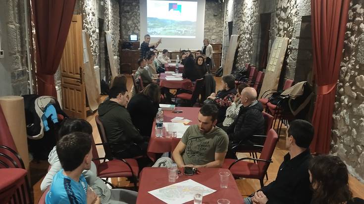 Etorkizunera begirako hausnarketa egiten ari dira